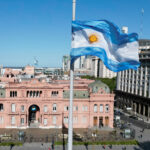 Gobierno argentino sube 15% el salario mínimo ante falta de acuerdo de empresas y gremios